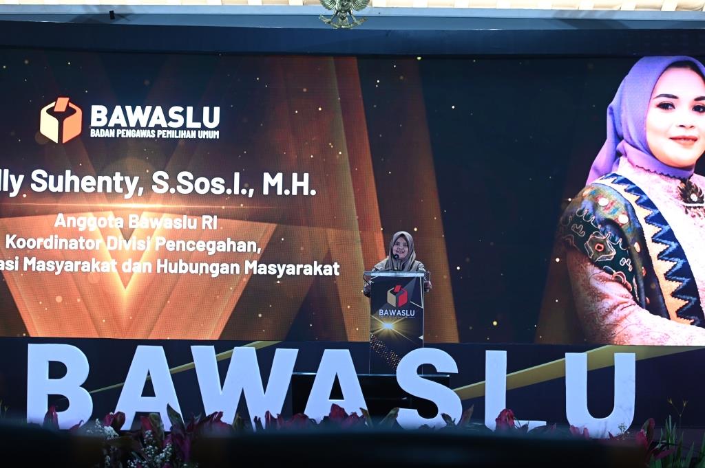 Lolly Suhenty Anggota Bawaslu RI memberikan sambutan di acara Konsolnas Kehumasan Bawaslu