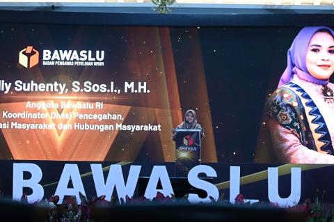 Lolly Suhenty Anggota Bawaslu RI memberikan sambutan di acara Konsolnas Kehumasan Bawaslu
