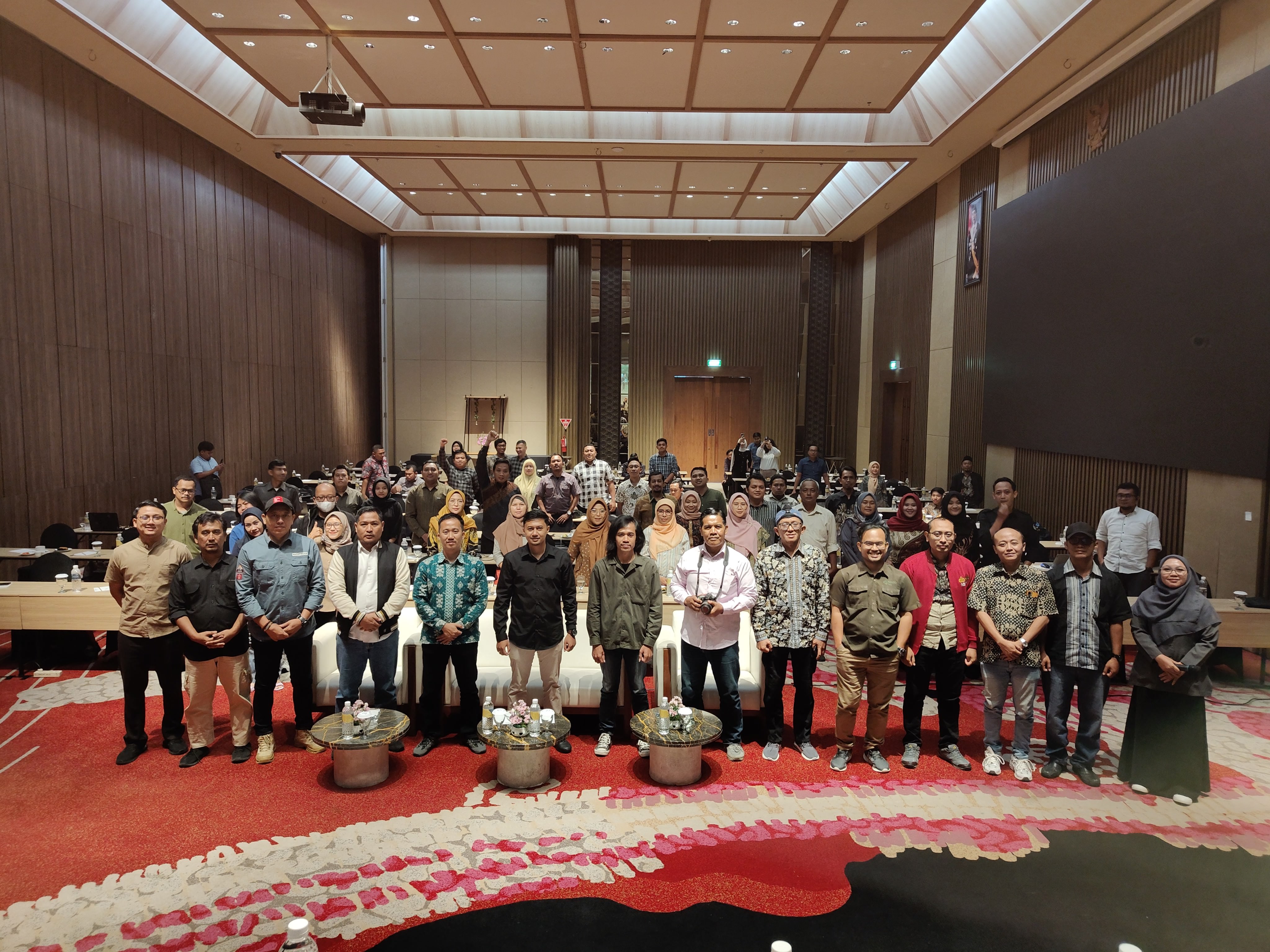 Sesi Foto Bersama saat kegiatan pelatihan fotografi dan videografi