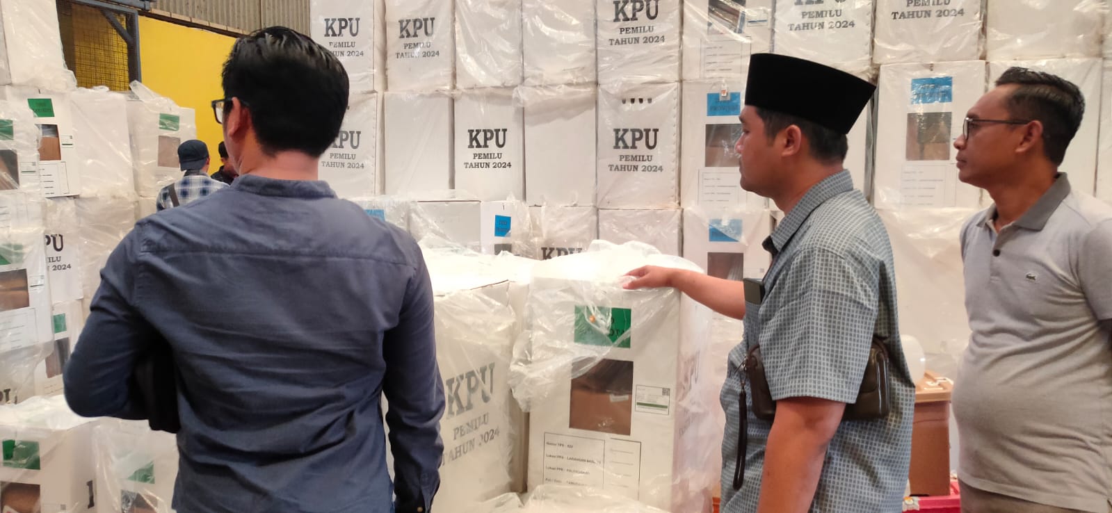 Bawaslu Kabupaten Pamekasan mengawasi pergeseran kotak suara di Gudang Logistik