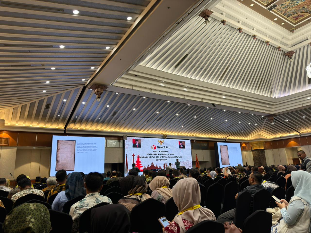 Bawaslu Kabupaten Pamekasan diwakili oleh Moh. Imron, Kordiv SDM dan Organisasi, menghadiri Rapat Koordinasi Penanaman Nilai-nilai Pancasila dan Pembinaan Mental Spiritual Bawaslu seluruh Indonesia yang berlangsung di Hotel Grand Sahid Jaya