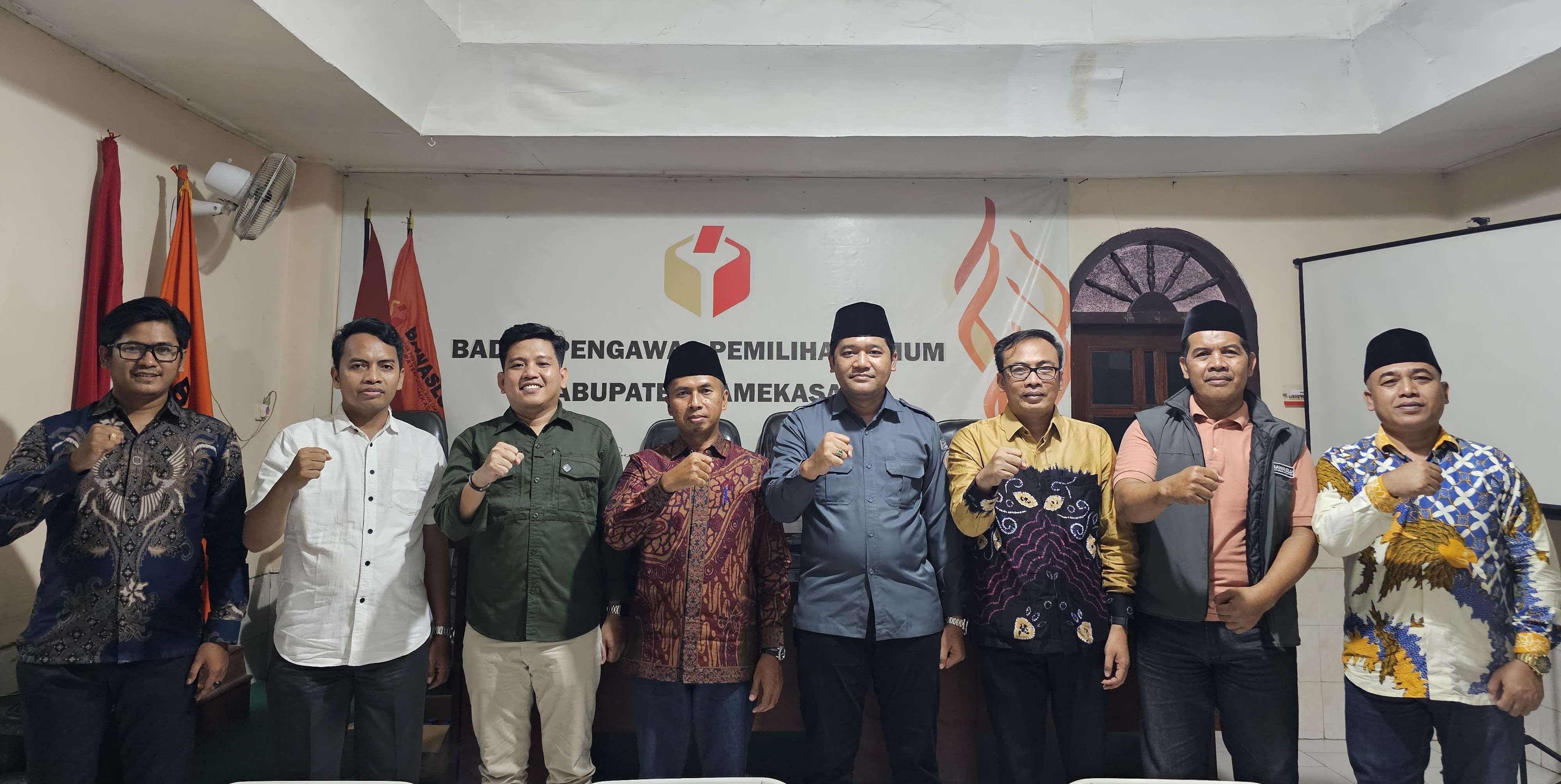 Foto Bersama Pimpinan Bawaslu Kabupaten Pamekasan dengan Pimpinan KPU Kabupaten Pamekasan 