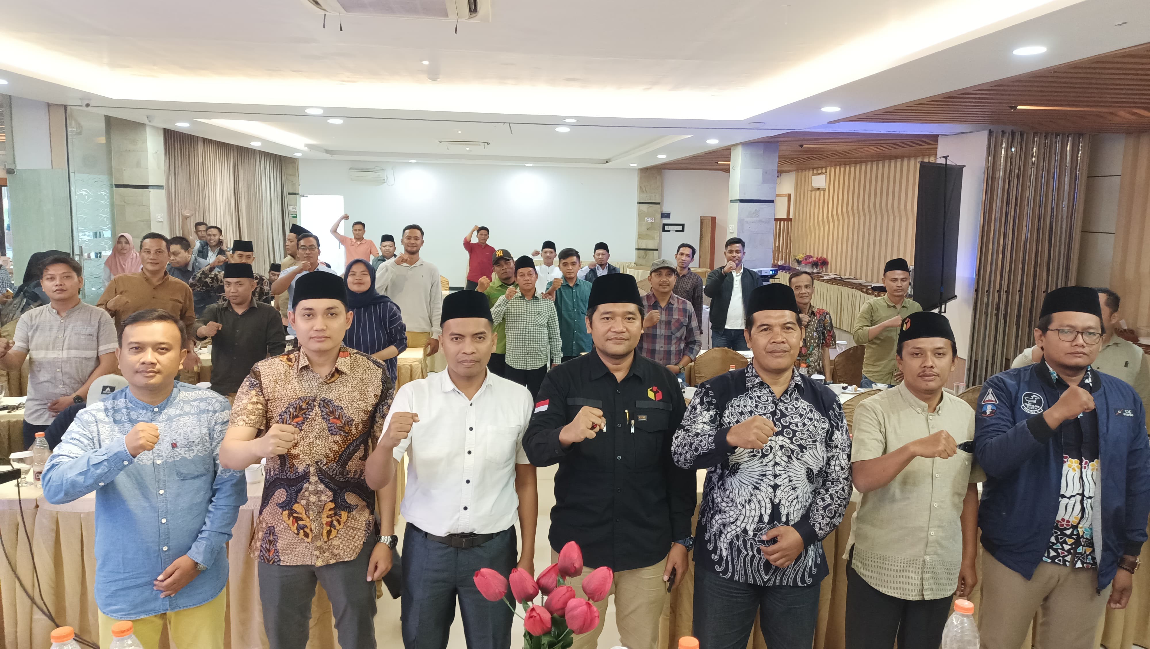 rapat koordinasi untuk evaluasi pengawasan Pemilu 2024 dan persiapan Pemilihan 2024. Acara ini dihadiri oleh ketua beserta anggota Panwaslu Kecamatan se-Kabupaten Pamekasan.
