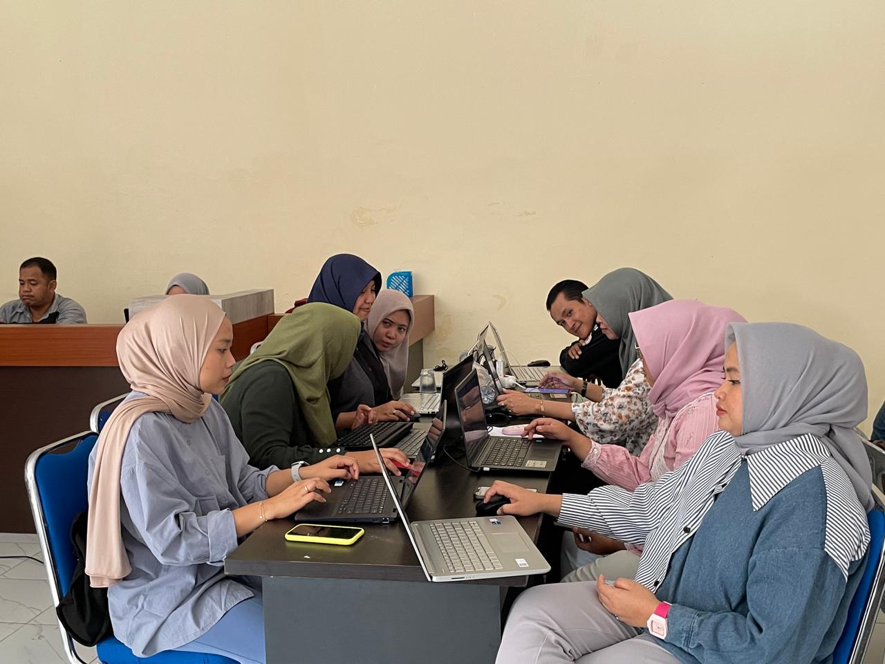 Bawaslu Pamekasan Hadiri Rapat Integrasi dan Verifikasi Data Kepegawaian untuk Pemilihan 2024