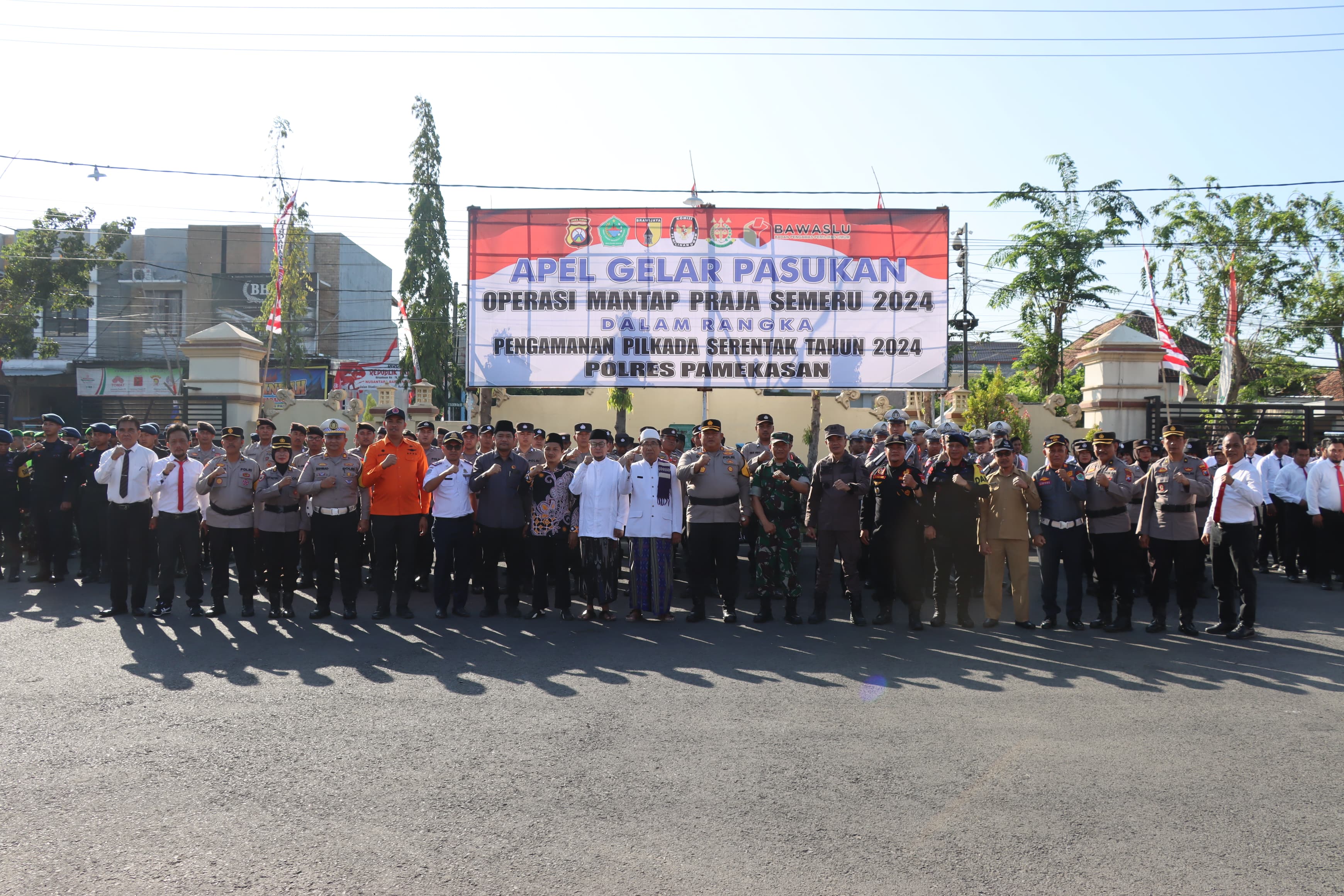 Polres Pamekasan menggelar Apel Pasukan Operasi Mantap Praja Semeru 2024 di Halaman Mapolres Pamekasan