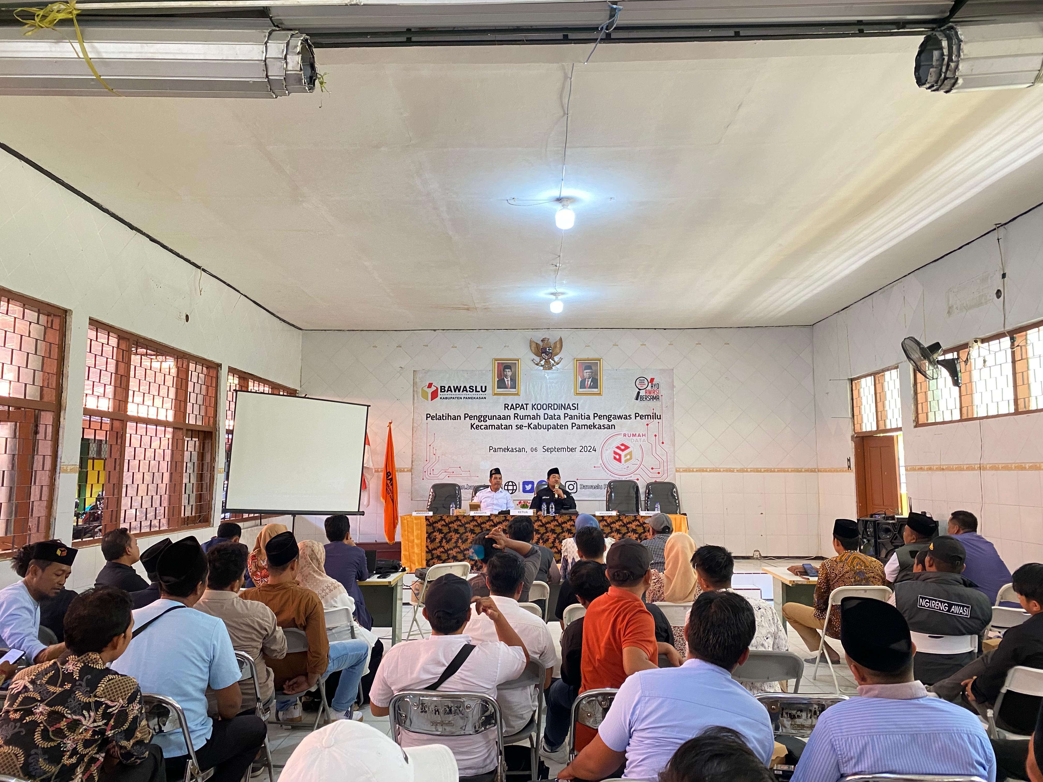 Bawaslu Pamekasan adakan Giat Rapat Koordinasi Pelatihan Penggunaan Rumah Data Panwascam