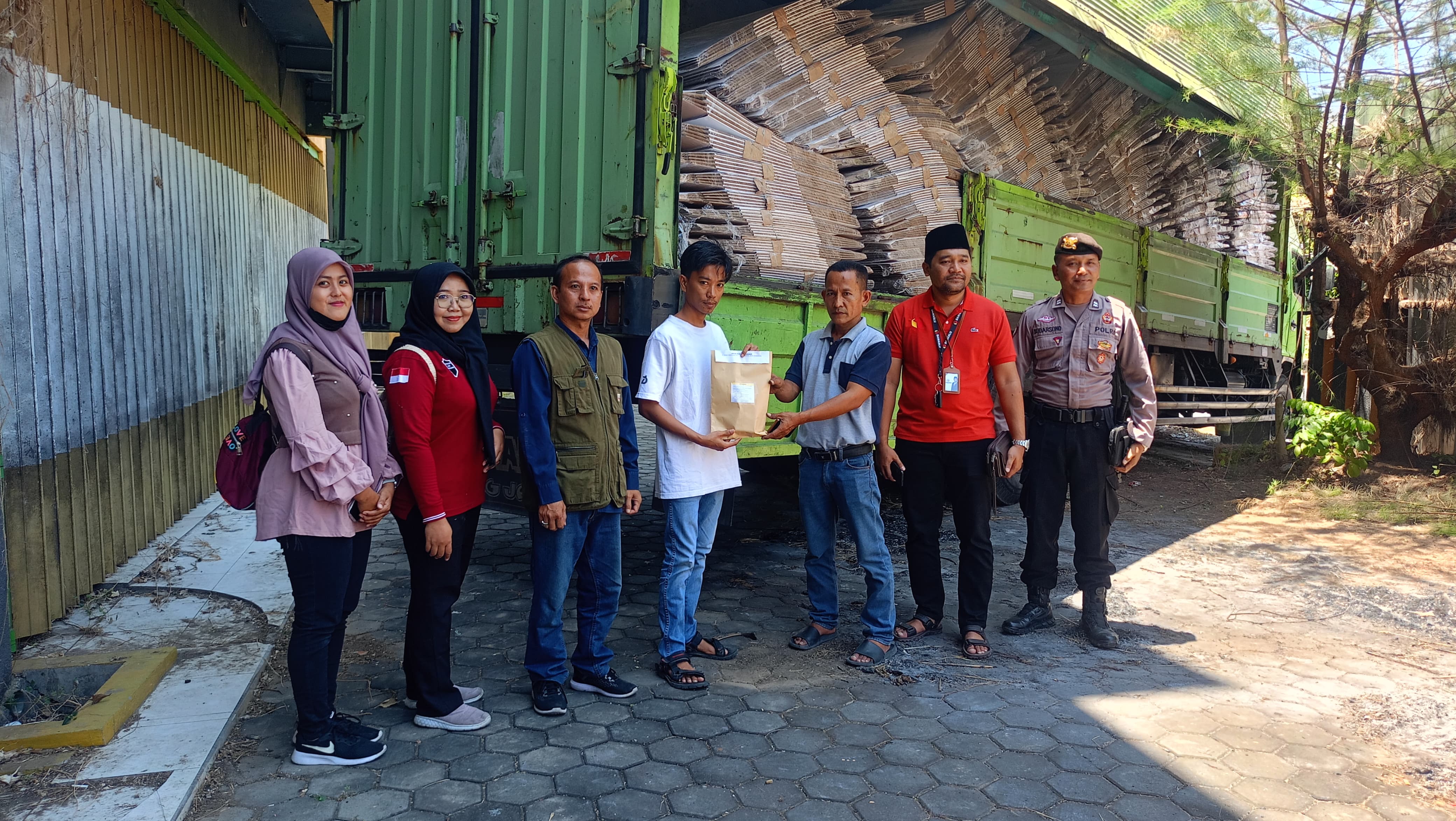 pengawasan langsung terhadap kedatangan logistik kotak suara Pemilihan Kepala Daerah (Pilkada) 2024 di Gudang Logistik KPU Kabupaten Pamekasan, Jalan Bonorogo Kabupaten Pamekasan