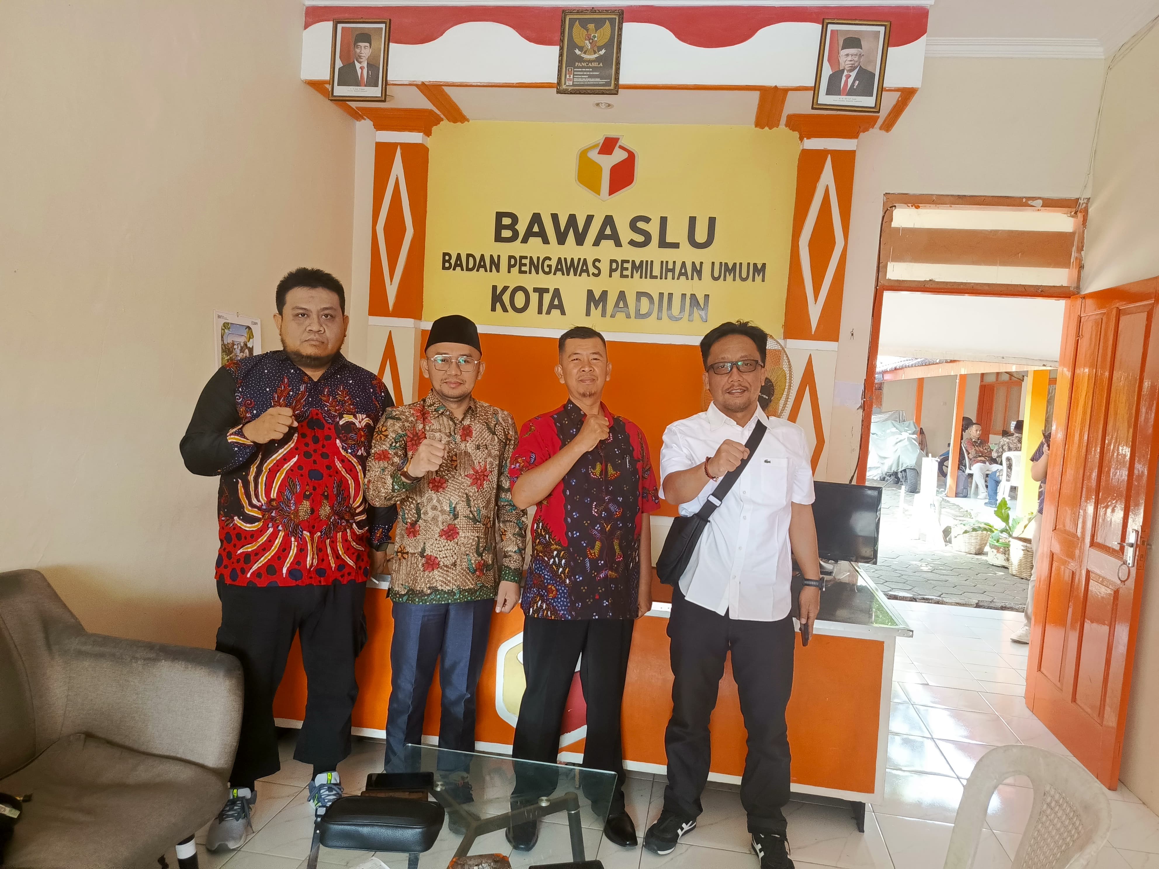 Suryadi Dorong Sinergi Penegakan Hukum melalui Buku Saku Pidana di Rakor Sentra Gakkumdu Bawaslu Jatim