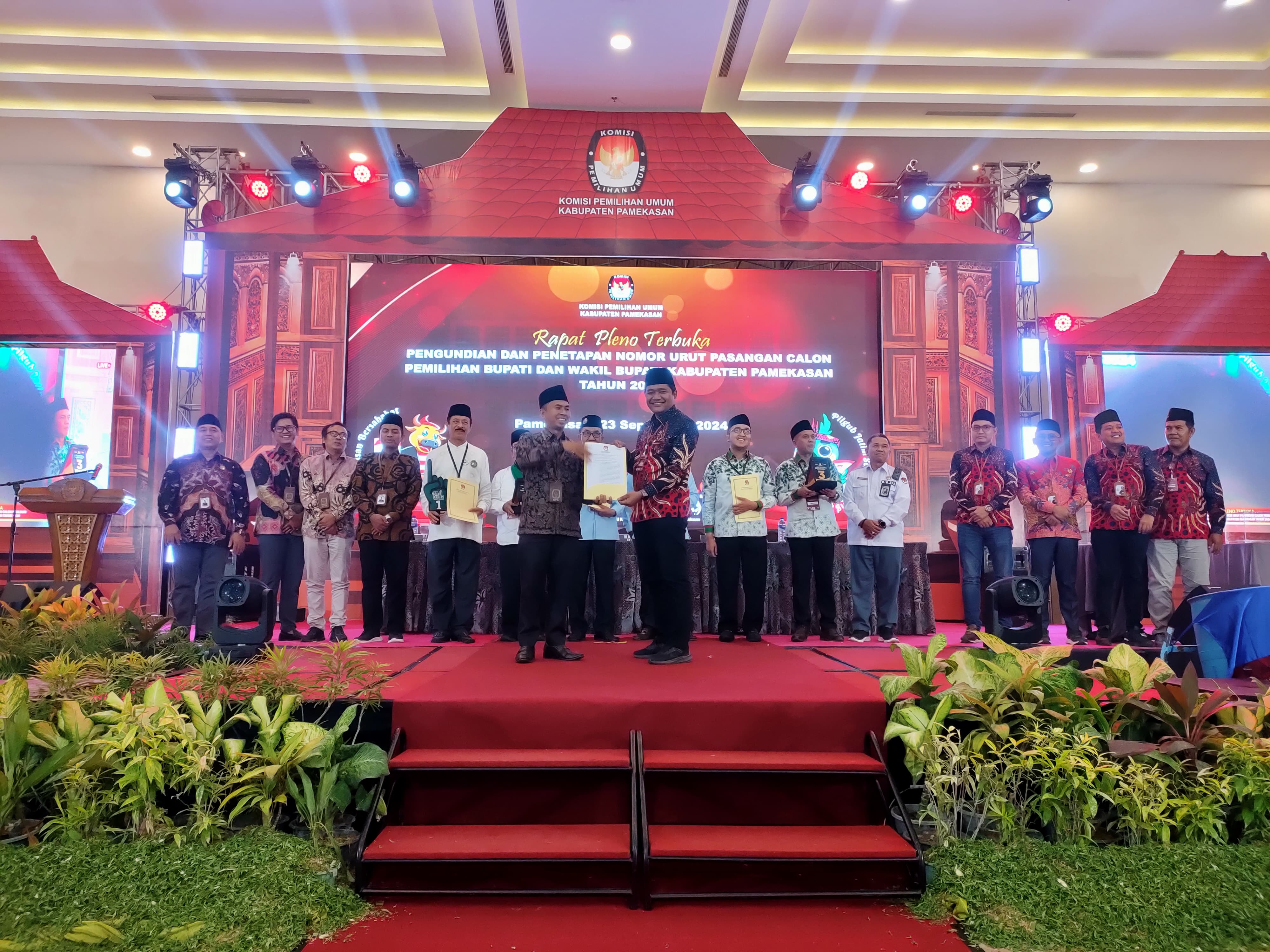 Bawaslu Pamekasan Pastikan Proses Rapat Pleno Terbuka Pengundian dan Penetapan Nomor Urut Pasangan Calon Berjalan Sesuai Aturan