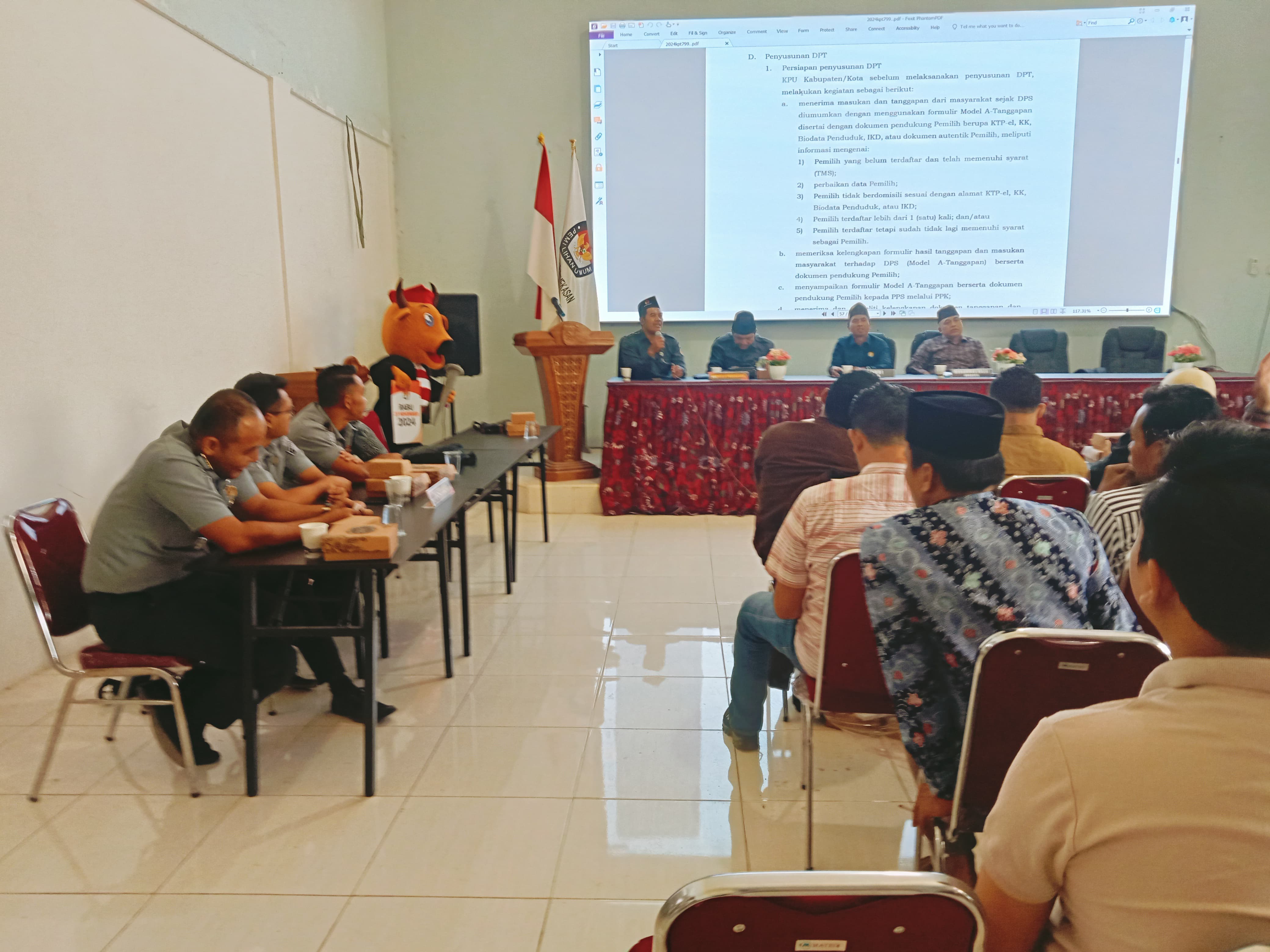 Bawaslu Pamekasan Hadiri Rapat Koordinasi Persiapan Penetapan DPT Pilkada Serentak 2024 di Kantor KPU Pamekasan