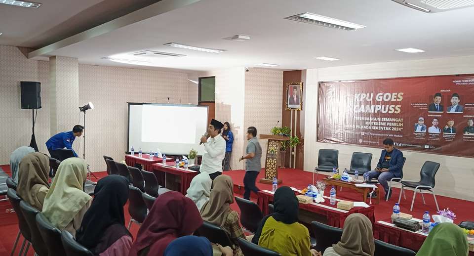 Ketua Bawaslu Kabupaten Pamekasan Sukma Firdaus saat memaparkan materi tentang Kepemiluan