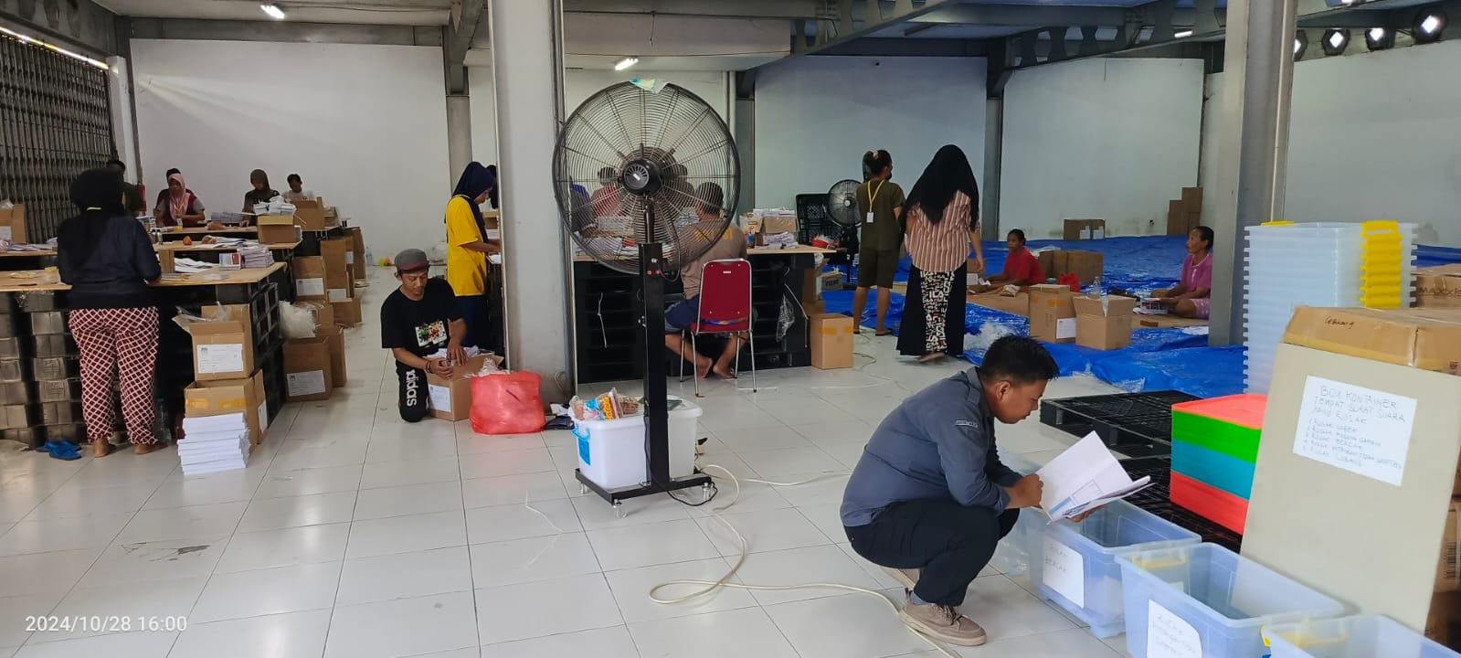 Bawaslu Pamekasan Melakukan Waskat Proses Sortir Lipat Surat untuk Pemilihan Bupati dan Wakil Bupati Tahun 2024