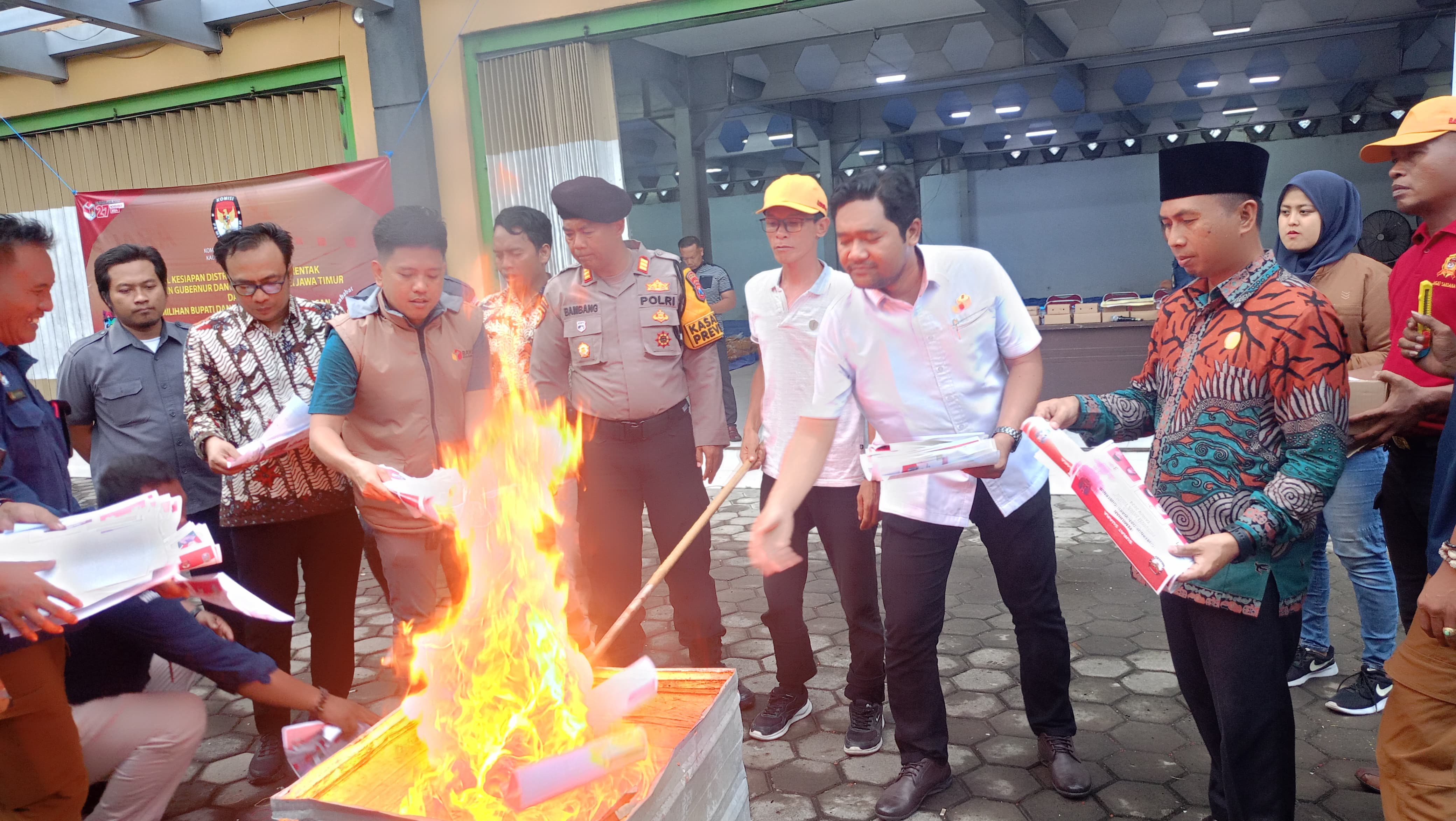 Bawaslu Pamekasan Awasi Pemusnahan Surat Suara Rusak PilGub dan PilBup di Gudang Logistik KPU Pamekasan