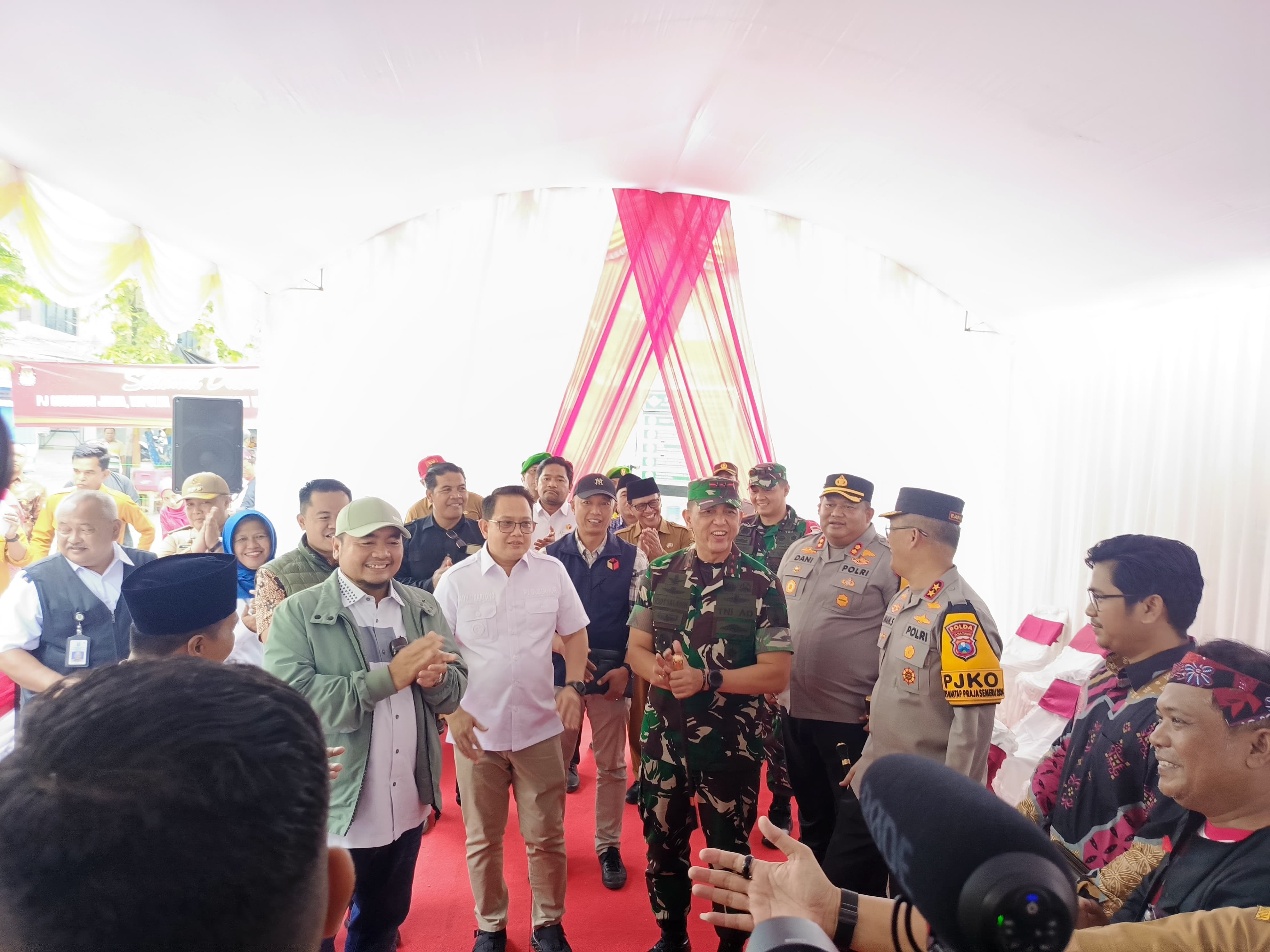 Kunjungan Ketua KPU RI dan Ketua Bawaslu Jatim ke Pamekasan: Tinjau TPS dan Berikan Bantuan