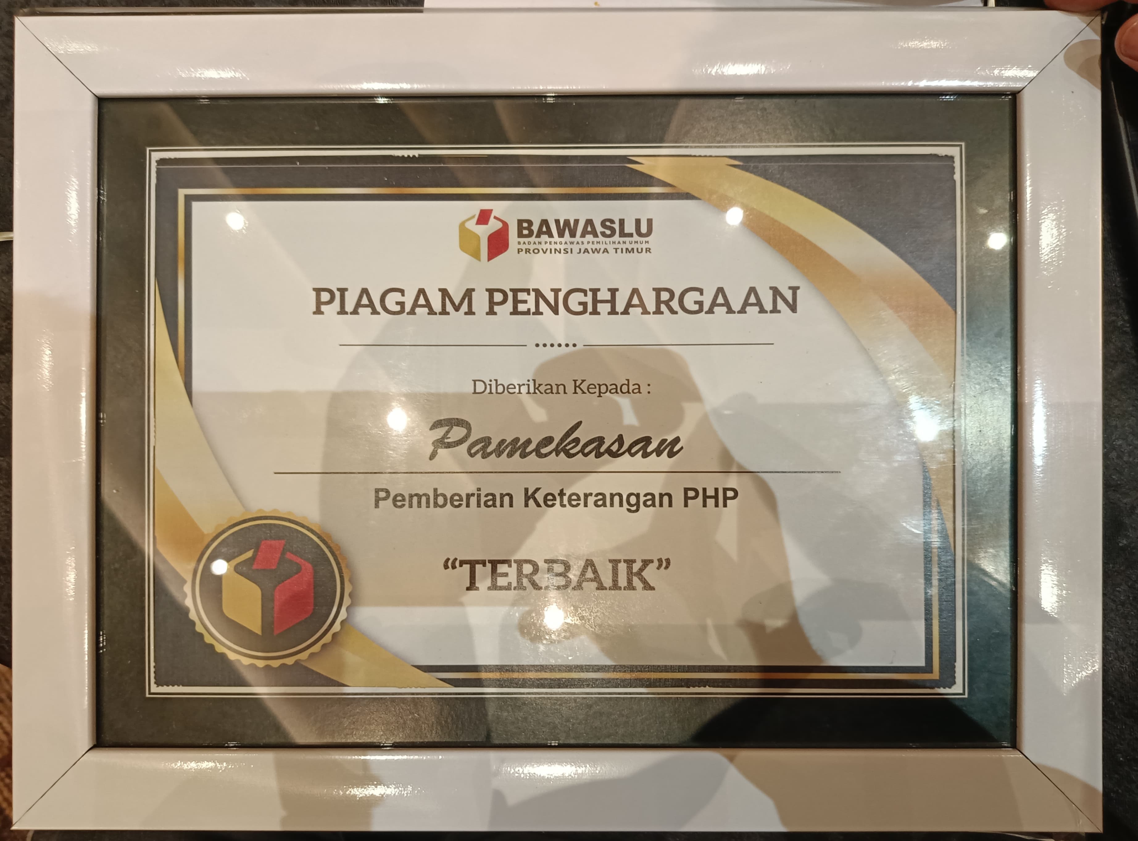 Bawaslu Kabupaten Pamekasan menyerahkan Laporan Layanan Informasi Publik (LIP) tahun 2024 kepada Komisi Informasi Provinsi Jawa Timur