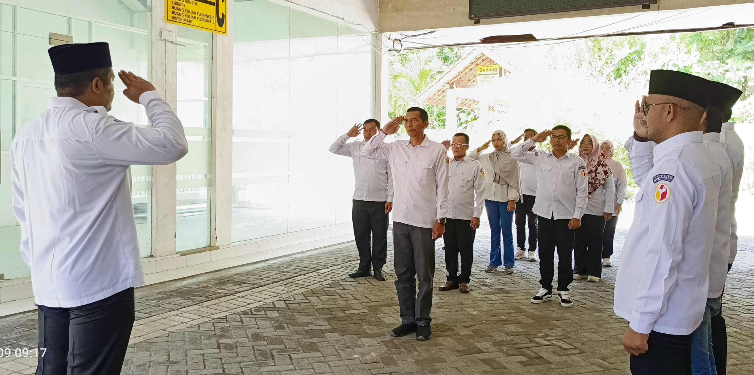 Bawaslu Kabupaten Pamekasan menyerahkan Laporan Layanan Informasi Publik (LIP) tahun 2024 kepada Komisi Informasi Provinsi Jawa Timur