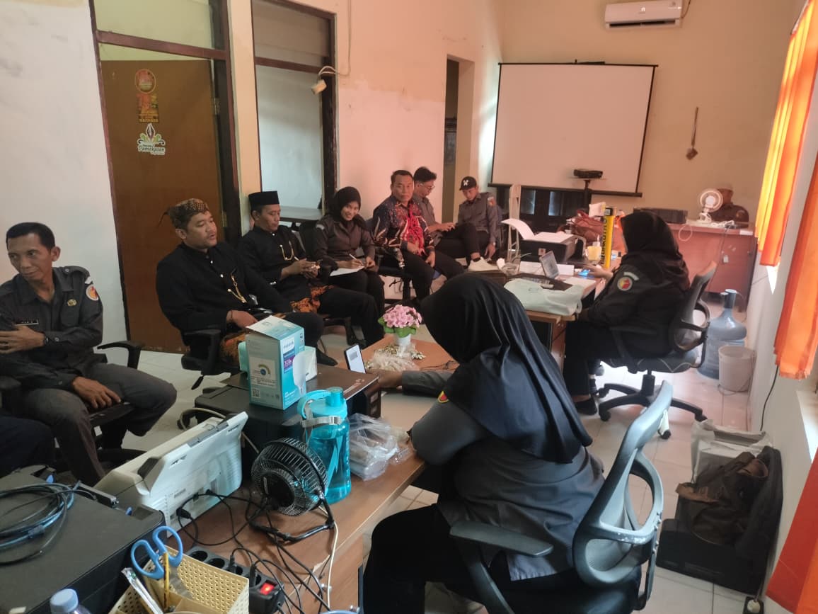 rapat rutin pada Senin (3/11/2025)