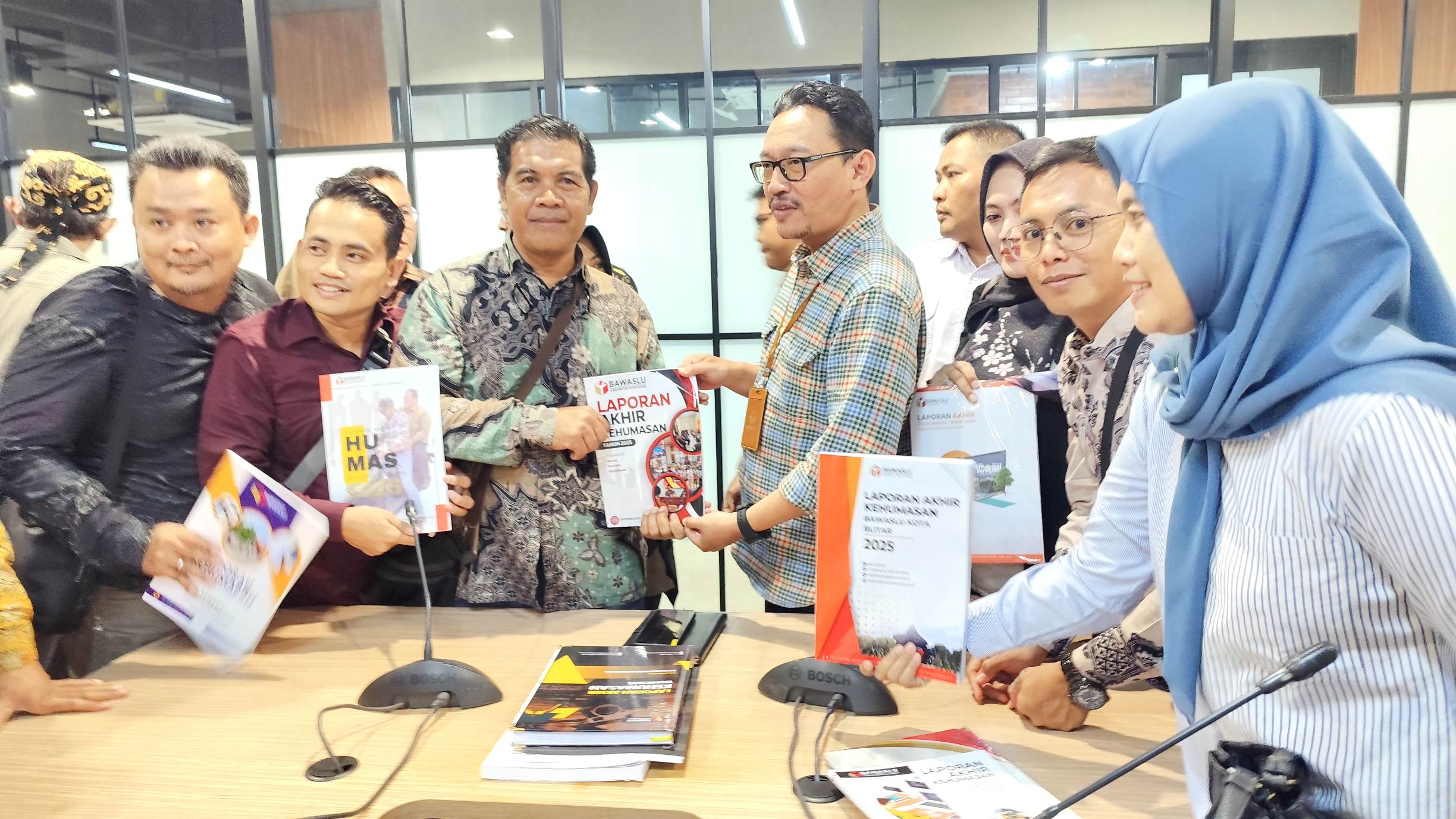 Penyerahan lapkir oleh kordiv P2H kepada Ali Imron Kasubag Humas Bawaslu RI