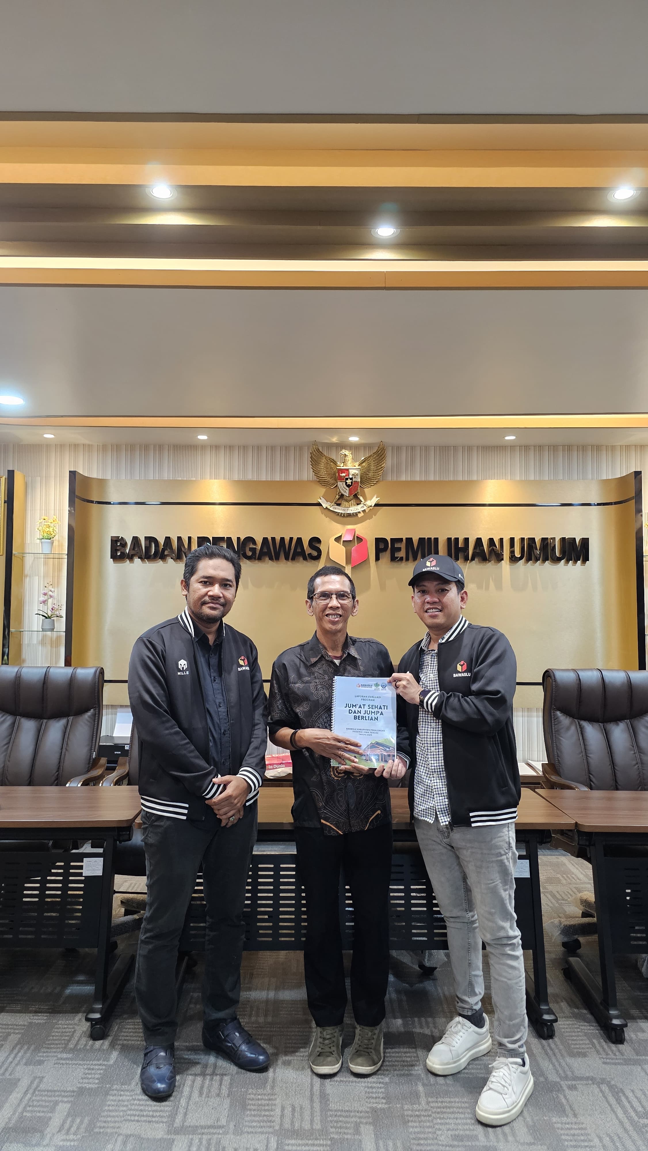 Penyerahan Laporan Evaluasi Program Jumat Sehati dan Jumpa Berlian kepada Bawaslu Republik Indonesia