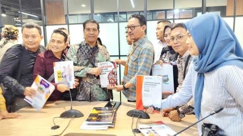 Penyerahan lapkir oleh kordiv P2H kepada Ali Imron Kasubag Humas Bawaslu RI