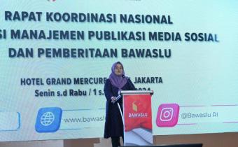 Lolly Suhenty Anggota Bawaslu RI memberikan sambutan di acara Rakornas Informasi Manajemen Publikasi Media Sosial dan Pemberitaan Bawaslu