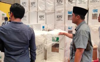 Bawaslu Kabupaten Pamekasan mengawasi pergeseran kotak suara di Gudang Logistik