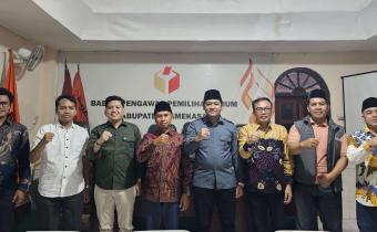 Foto Bersama Pimpinan Bawaslu Kabupaten Pamekasan dengan Pimpinan KPU Kabupaten Pamekasan 