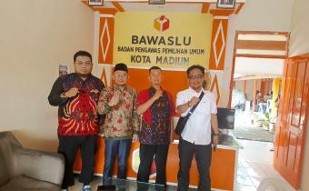 Suryadi Dorong Sinergi Penegakan Hukum melalui Buku Saku Pidana di Rakor Sentra Gakkumdu Bawaslu Jatim