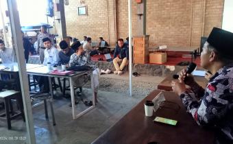 Abdullah Saidi, Koordinator Divisi Pencegahan, Partisipasi Masyarakat, dan Humas Bawaslu Pamekasan, menekankan pentingnya akurasi data pemilih