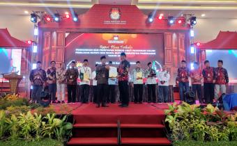 Bawaslu Pamekasan Pastikan Proses Rapat Pleno Terbuka Pengundian dan Penetapan Nomor Urut Pasangan Calon Berjalan Sesuai Aturan