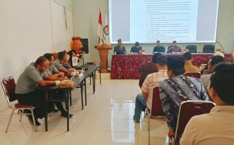 Bawaslu Pamekasan Hadiri Rapat Koordinasi Persiapan Penetapan DPT Pilkada Serentak 2024 di Kantor KPU Pamekasan