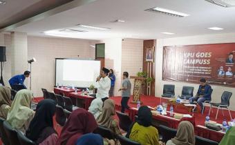 Ketua Bawaslu Kabupaten Pamekasan Sukma Firdaus saat memaparkan materi tentang Kepemiluan