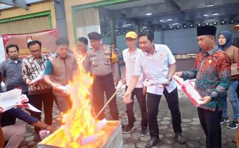 Bawaslu Pamekasan Awasi Pemusnahan Surat Suara Rusak PilGub dan PilBup di Gudang Logistik KPU Pamekasan