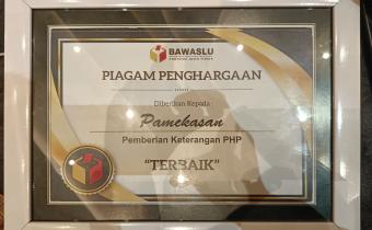 Bawaslu Kabupaten Pamekasan menyerahkan Laporan Layanan Informasi Publik (LIP) tahun 2024 kepada Komisi Informasi Provinsi Jawa Timur