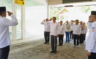 Bawaslu Kabupaten Pamekasan menyerahkan Laporan Layanan Informasi Publik (LIP) tahun 2024 kepada Komisi Informasi Provinsi Jawa Timur