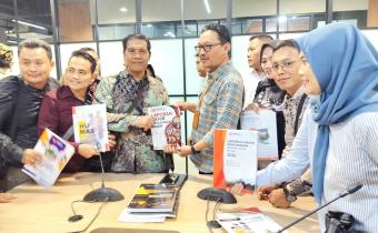 Penyerahan lapkir oleh kordiv P2H kepada Ali Imron Kasubag Humas Bawaslu RI