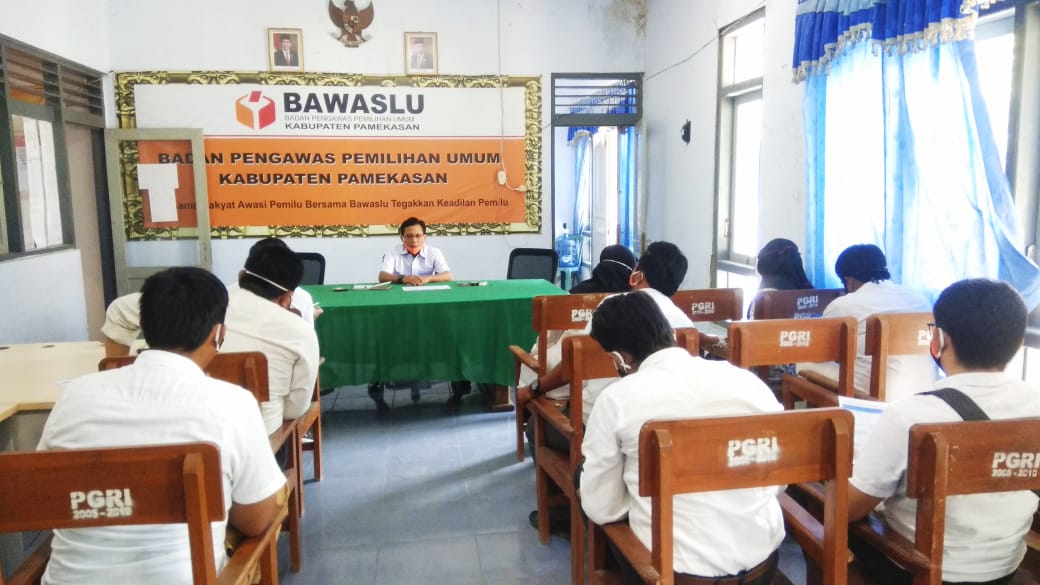 Rapat Kesekretariatan Bawaslu Pamekasan